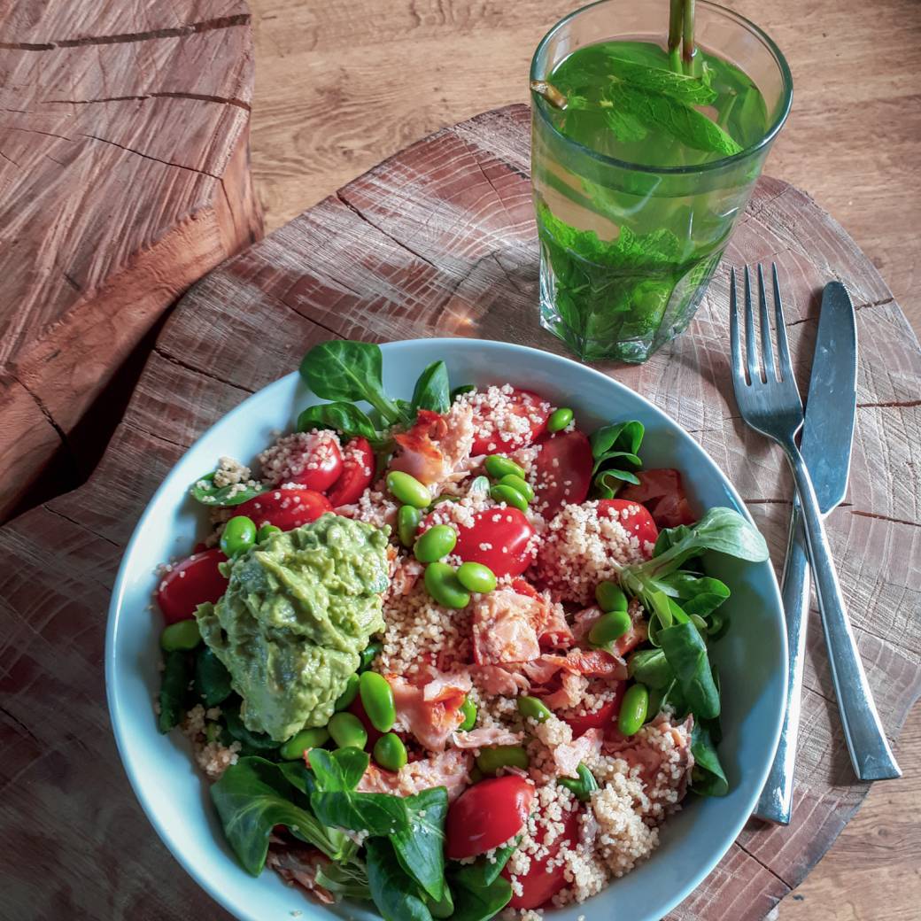 Salade met couscous, zalm en avocado.